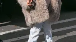 Nori, panggilan North West, menghadapi udara dingin di Los Angeles dengan jaket bulu yang ditaksir seharga US$ 3.500 atau Rp 48 jutaan. (mirror.co.uk)