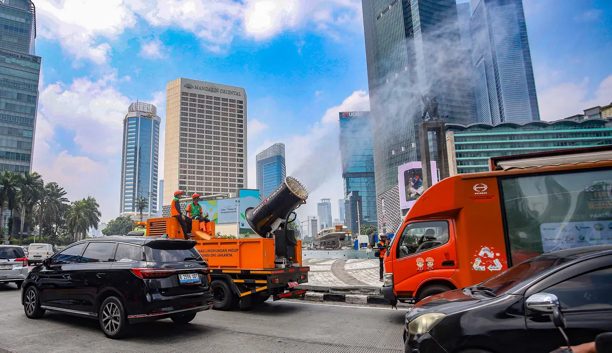 Penyemprotan dilakukan secara berkala di titik-titik yang memiliki tingkat kepadatan lalu lintas tinggi, termasuk di sekitar Bundaran Hotel Indonesia yang selama ini dikenal sebagai salah satu kawasan dengan kualitas udara terburuk di Jakarta. (merdeka.com/Arie Basuki)