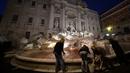 Petugas membersihkan air mancur Trevi di Roma, Italia usai aksi seorang pria menuangkan pewarna merah, 26 Oktober 2017. Pejabat Kota Roma mengecek lokasi untuk memastikan apakah ada kerusakan di tempat wisata dari abad ke-18 ini. (Filippo MONTEFORTE/AFP)