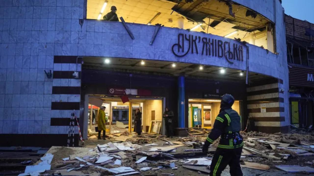 Petugas pemadam kebakaran di lokasi stasiun metro Lukianivska yang rusak setelah serangan rudal Rusia di Ibu Kota Ukraina, Kyiv. [Efrem Lukatsky/AP]