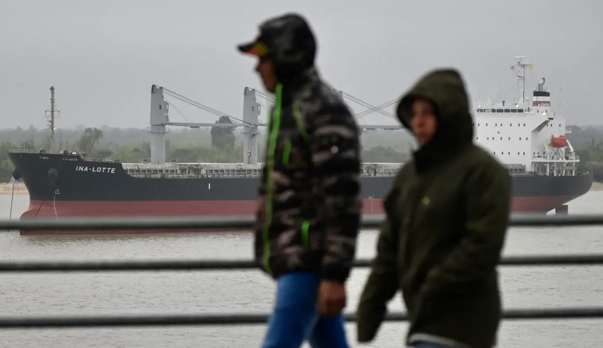 Kasus ini dilaporkan ketika kapal memasuki kanal dan unit kesehatan perbatasan naik ke kapal untuk mengambil sampel. (STRINGER / AFP)