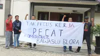 Komunitas masyarakat yang mengatasnamakan dirinya sebagai Aksi Solidaritas untuk Pilkada Berkualitas menuntut kepada Bawaslu Blora agar melakukan perekrutan ulang anggota Panwascam. (Liputan6.com/ Ahmad Adirin)