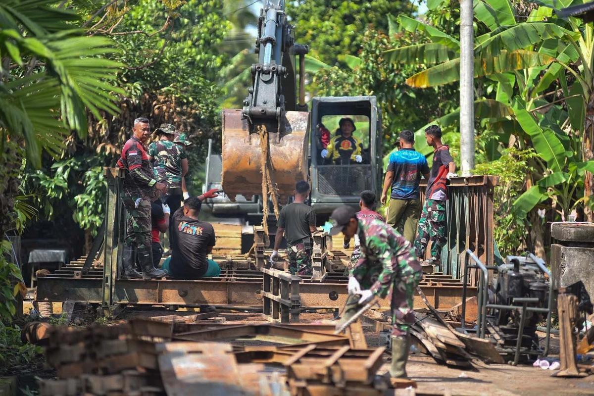 FOTO: Prajurit TNI AD Bahu Membahu Pasang Jembatan Bailey di Bireuen