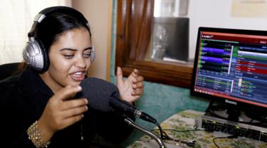 Ibtisem Miled, seorang penyandang tunanetra, melakukan siaran di ML Radio, stasiun radio bagi penyandang disabilitas, di Tunis, Tunisia, 4 Oktober 2016. Kekurangan tak membuat wanita 23 tahun ini pantang menyerah dalam berkarya. (REUTERS/Zoubeir Souissi)