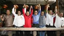 (Ki-ka) Tujuh Ketua DPW DKI Jakarta dari Partai Demokrat, PKS, PDIP, PAN, Partai Gerindra, PPP dan PKB sepakat membentuk Koalisi Kekeluargaan untuk menghadapi Pilgub DKI 2017, dalam pertemuan di Jakarta, , Senin (8/8). (Liputan6.com/Immanuel Antonius)