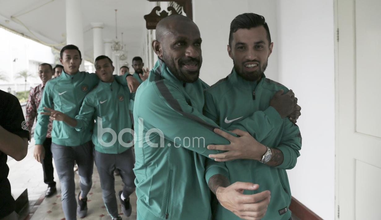 Ekspresi Boaz  Solossa dan Stefano Lilipaly bersama para pemain Timnas Indonesia menuju ruangan pertemuan dengan Presiden RI, Joko Widodo di Istana Merdeka, (19/12/2016). (Bola.com/Nicklas Hanoatubun)