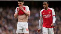 Declan Rice (kiri)&nbsp;dan Gabriel dari Arsenal menunjukkan reaksi tak percaya saat mereka takluk dari Aston Villa di stadion Emirates pada lanjutan Liga Inggris 20232024, Minggu, 14 April 2024. (AP Photo/Kirsty Wigglesworth)