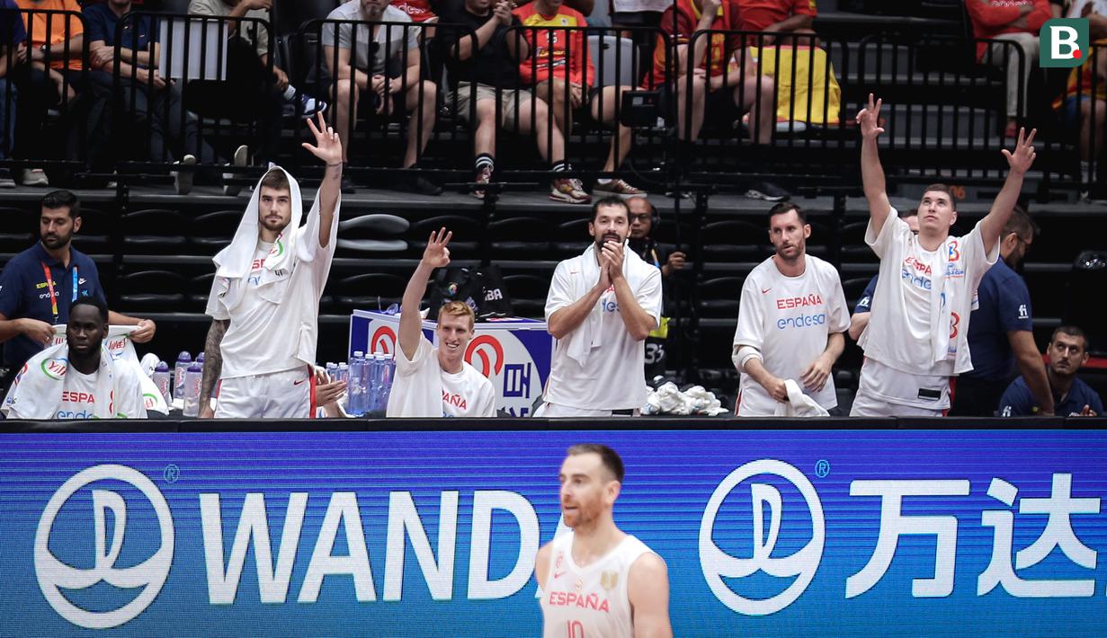 <p>Sejumlah pebasket Spanyol melakukan selebrasi setelah Victor Claver (bawah) mencetak tripoin pada laga Grup G Piala Dunia FIBA 2023 menghadapi Pantai Gading di Indonesia Arena, Senayan, Jakarta, Sabtu (26/08/2023). (Bola.com/Bagaskara Lazuardi)</p>
