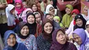 Antusias sejumlah warga saat acara buka bersama dengan Bakal Calon Gubernur DKI dari PKS Muhamad Idrus di Kebon Sirih, Jakarta, Sabtu (18/6). Buka bersama tersebut dalam rangka menjalin silaturahmi. (Liputan6.com/Immanuel Antonius)