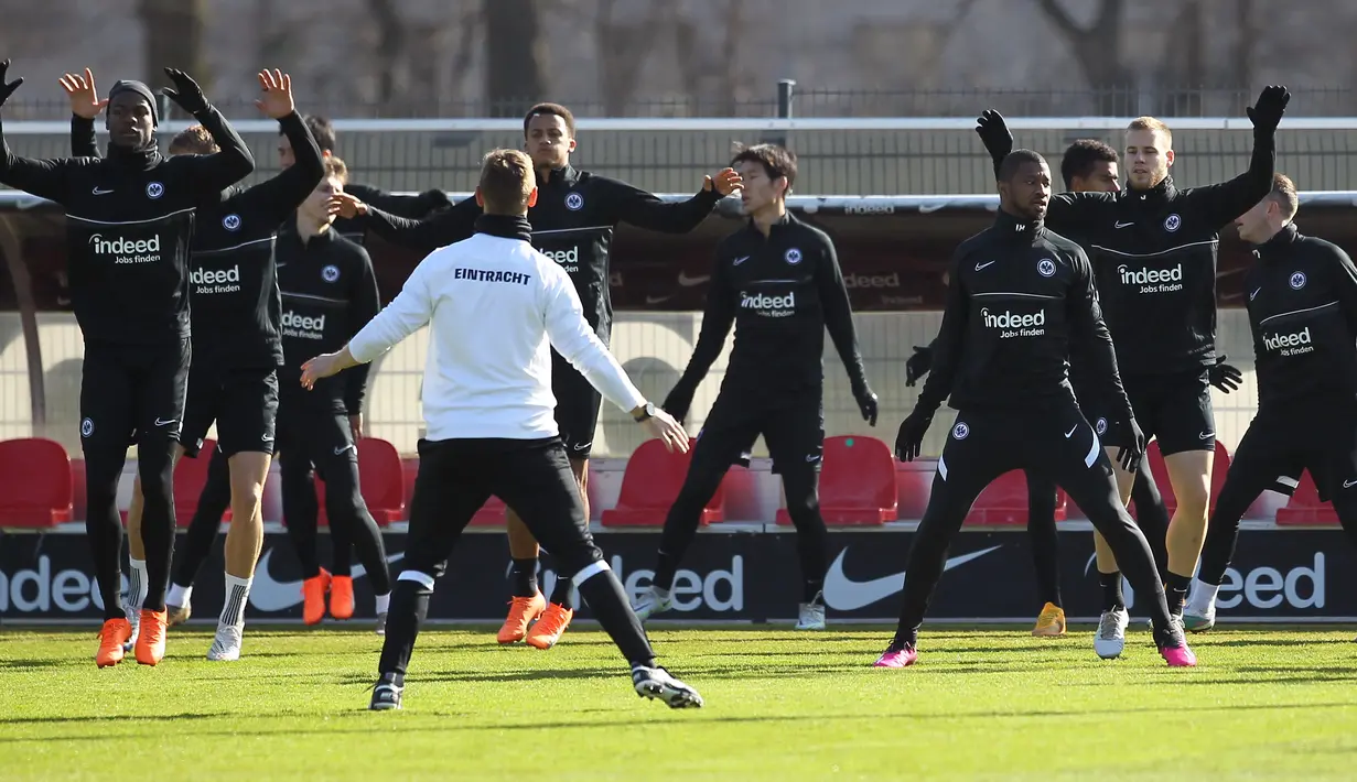 Para pemain Eintracht Frankfurt menghadiri sesi latihan jelang menghadapi Napoli pada pertandingan sepak bola babak 16 besar Liga Champions di Frankfurt, Jerman, 20 Februari 2022. Eintracht Frankfurt akan menghadapi Napoli di Waldstadion atau Deutsche Bank Park pada 22 Februari 2023 pukul 03.00 WIB. (Daniel ROLAND/AFP)