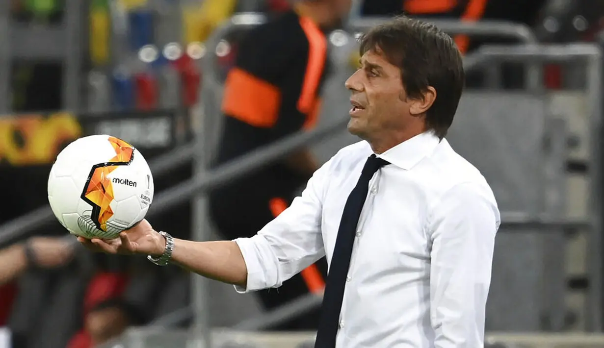 Pelatih Inter Milan, Antonio Conte, saat melawan Shakhtar Donetsk pada laga semifinal Liga Europa di Merkur Spiel-Arena, Selasa (18/8/2020). Inter Milan menang dengan skor 5-0. (Federico Gambarini/dpa via AP)