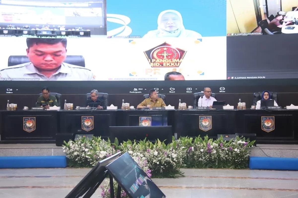 Sekjen Kemendagri Tomsi Tohir saat memimpin Rakor Pengendalian Inflasi Daerah