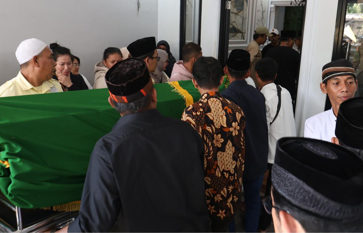 FOTO: Air Mata Iringi Kepergian Mpok Alpa, Komedian yang Tetap Ceria Meski Sakit