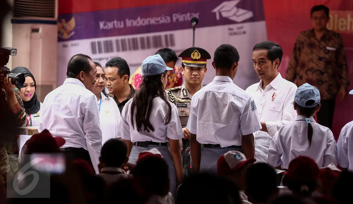 Sebanyak 1.265 Kartu Indonesia Pintar dibagikan oleh Presiden Joko Widodo kepada siswa-siswi SD, SMP, dan SMA Ambon, Maluku, (8/2). (Liputan6.com/Faizal Fanani)