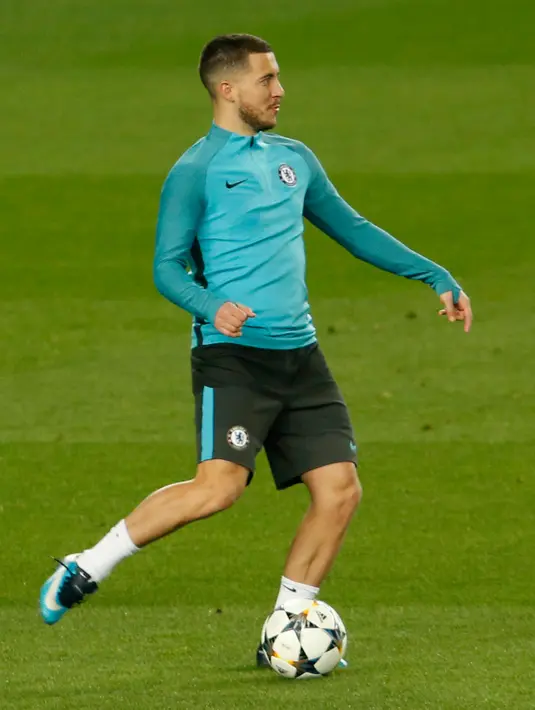 Gelandang Chelsea, Eden Hazard menendang bola saat latihan tim di stadion Camp Nou di Barcelona (13/3). Pada leg pertama Chelsea bermain imbang 1-1 dengan Barcelona di Stadion Stamford Brigde, Inggris. (AFP Photo/Pau Barrena)