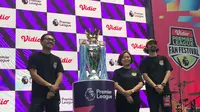 Trofi juara Premier League dipamerkan dalam kegiatan Vidio Premier League Fan Festival 2024 yang berlangsung di Cilandak Town Square, Jakarta, 14-15 September 2024. (Bola.com/Lutfi Galih Pawening)