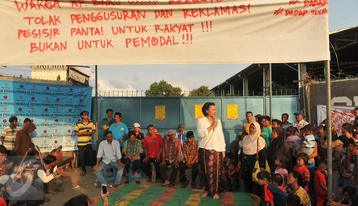 Aktivis HAM Ratna Sarumpaet saat berpidato didepan warga kampung Dadap, Tangerang, Rabu (17/5).Ratna hadir untuk menyampaikan dukungan kepada warga kampung Dadap. (Liputan6.com/Gempur M Surya)