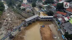 Foto udara memperlihatkan kondisi Bendung Katulampa, Kota Bogor, Jawa Barat, Senin (3/8/2020). Debit air sungai Ciliwung di Bendung Katulampa mengalami penyusutan sejak satu bulan terakhir memasuki awal musim kemarau dengan ketinggan air 0 cm. (Liputan6.com/Helmi Fithriansyah)