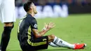 Pemain Juventus, Cristiano Ronaldo bereaksi setelah menerima kartu merah saat melawan Valencia pada matchday pertama Grup H Liga Champions, di Stadion Mestalla, Rabu (19/9). Ronaldo terlihat tidak percaya dengan keputusan wasit tersebut. (AP/Alberto Saiz)