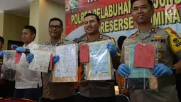 Kabid Humas Polda Metro Jaya Kombes Pol Argo Yuwono bersama Kapolres Pelabuhan Tanjung Priok Ajun Komisaris besar Polisi Reynold Elisa Hutagalung menunjukkan barang bukti dokumen pelaut, Jakarta, Sabtu (2/3). (Merdeka.com/Imam Buhori)