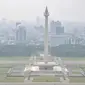 Pemadangan saat polusi menyelimuti langit Monumen Nasional (Monas) dan gedung bertingkat di Jakarta, Senin (20/6/2022). Berdasarkan data IQAir indeks kualitas udara Jakarta berada pada angka 193-196 Air Quality Index (AQI) US. (merdeka.com/Iqbal S. Nugroho)