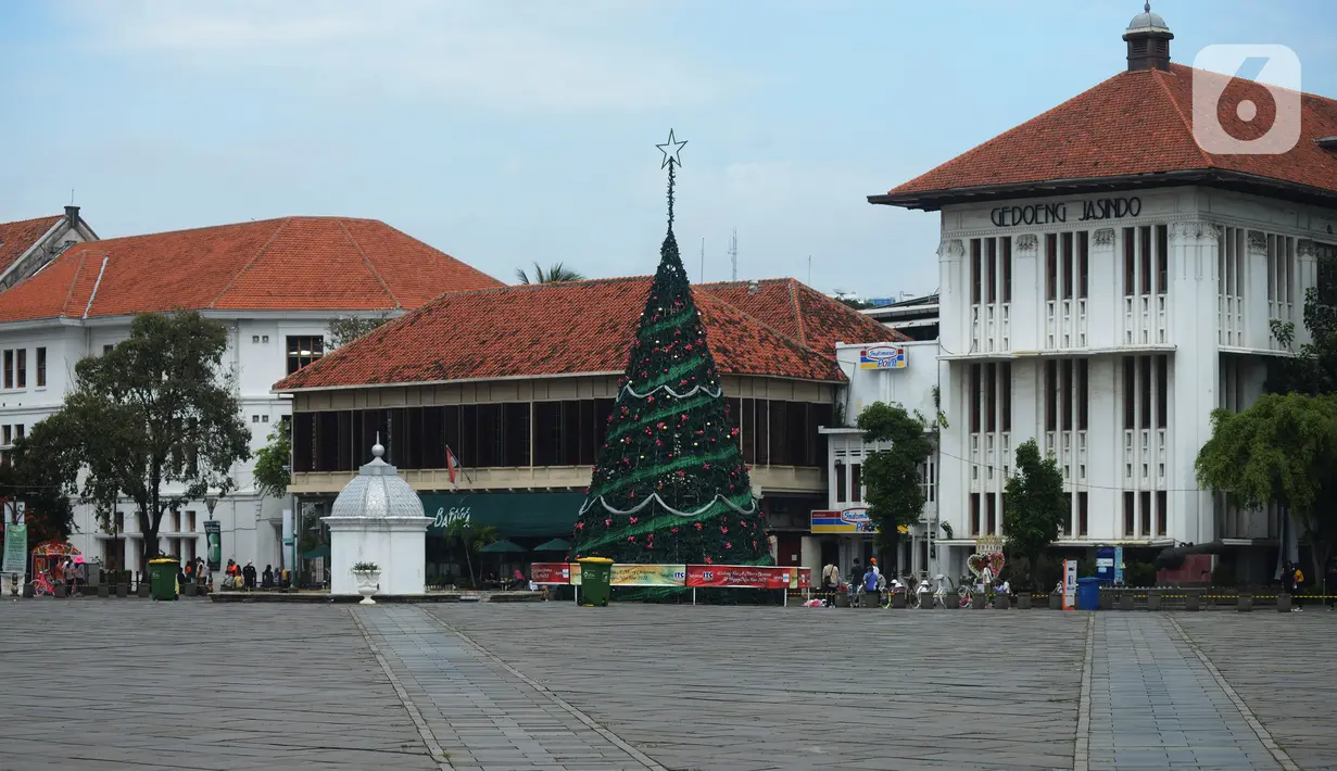 Pohon Natal terlihat di kawasan Kota Tua, Jakarta, Jumat (31/12/2021).  Menyambut pergantian malam Tahun Baru 2022, kawasan kota Tua ditutup untuk sementara pada 31 Desember 2021 hingga 1 Januari 2022 untuk mencegah keramaian dan penyebaran Covid-19 varian Omicron. (merdeka.com/Imam Buhori)