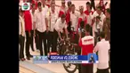 Anies Baswedan yang hadir dalam peresmian langsung mencoba bersepeda bersama para atlet.