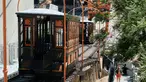Seorang pejalan kaki melintas di sebelah kereta api Angels Flight di pusat kota Los Angeles, AS (28/8). Kereta api Angels Flight memilik rel sepanjang 91 meter dan dijuluki rel paling pendek di dunia. (AP Photo / Richard Vogel)