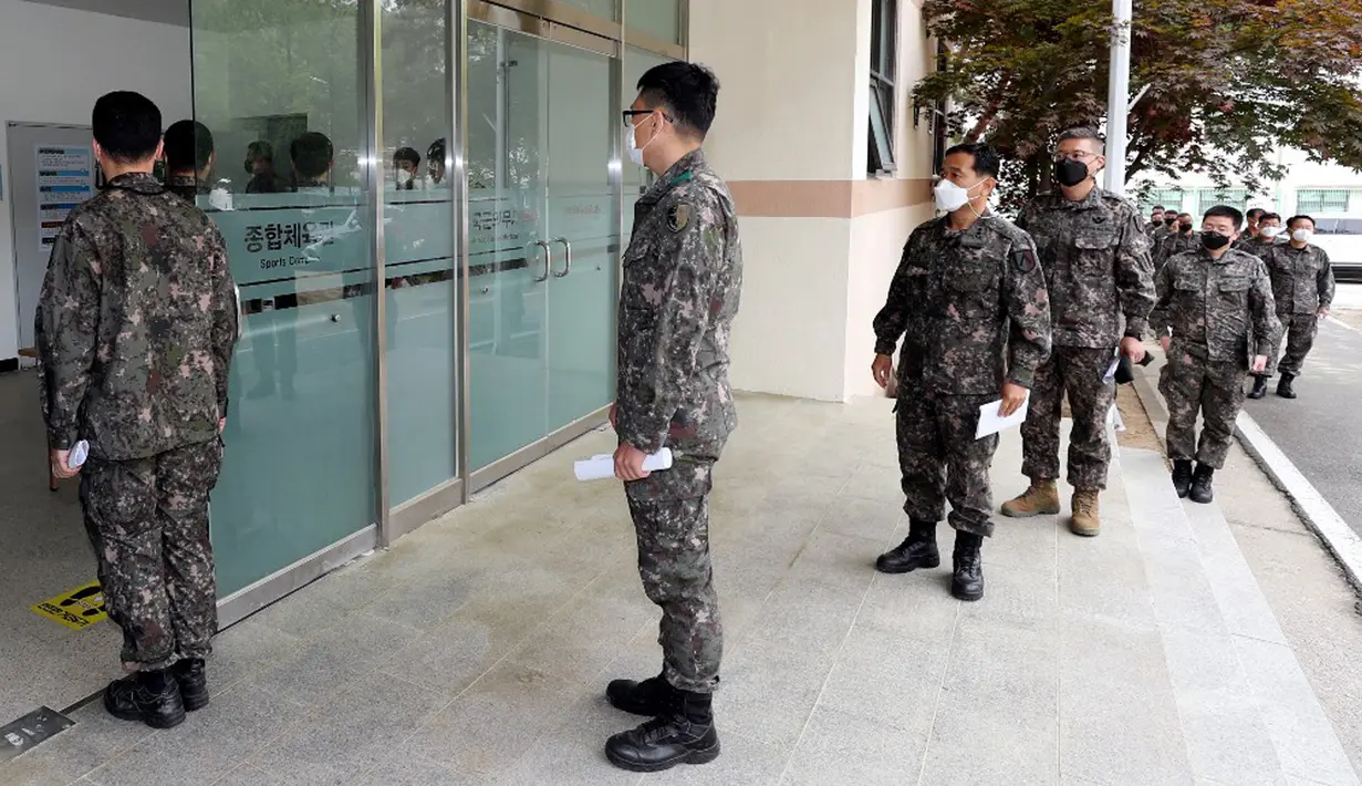 Tentara Korea Selatan antre untuk menerima dosis pertama vaksin virus corona COVID-19 AstraZeneca di Rumah Sakit Pusat Angkatan Bersenjata, Seongnam, selatan Seoul, Rabu (28/4/2021). Militer Korea Selatan mulai menjalani vaksinasi COVID-19. (Handout/South Korean Defence Ministry/AFP)