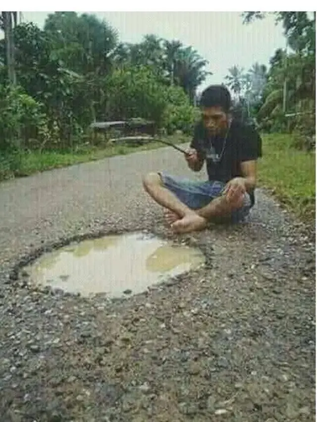 6 Tingkah Orang Mancing di Tengah Jalan Ini Absurd, Kocak