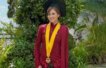 Cantik dan ELegan, Potret Chika Jessica saat Wisuda Sarjana Mengenakan Kebaya Janggan Merah
