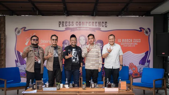 Founder Rajawali Indonesia, Anas Syahrul Alimi bersama Walikota Solo, Gibran Rakabuming Raka saat jumpa pers konser Deep Purple.