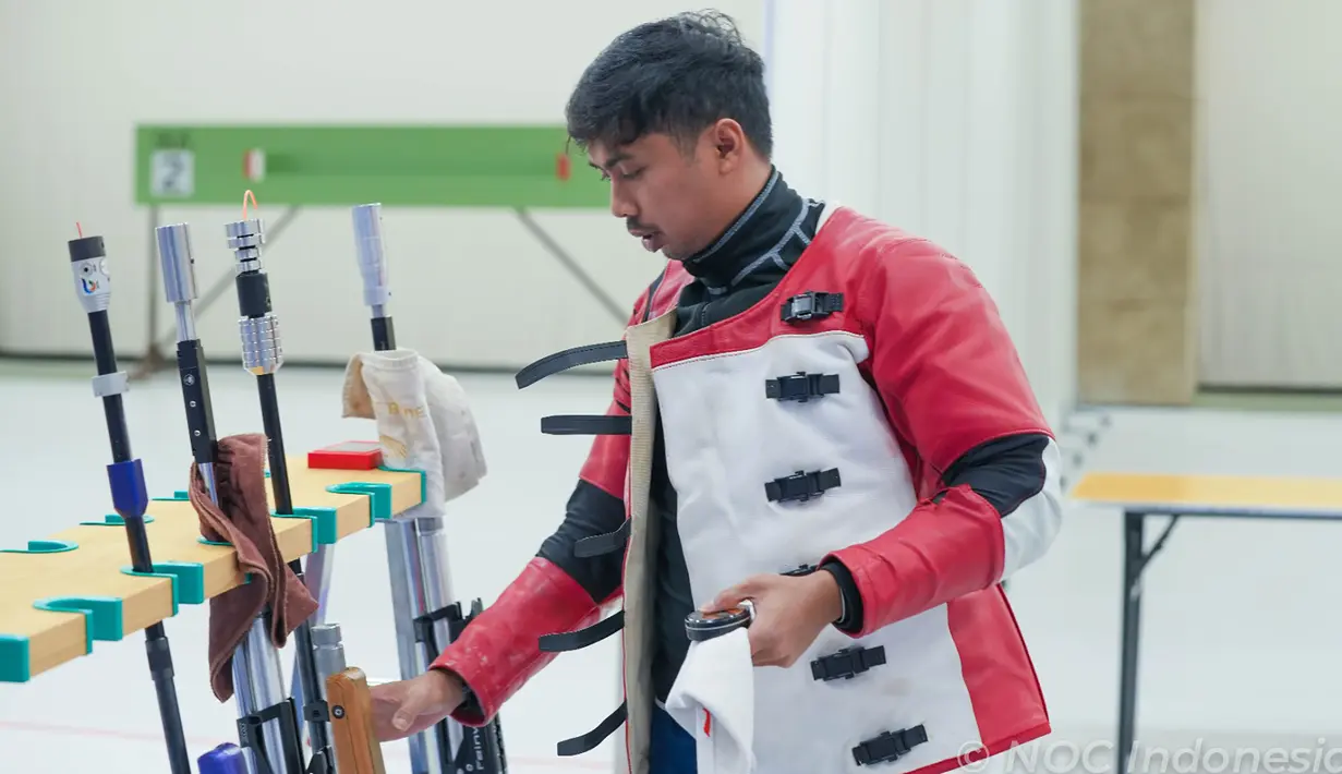 Petembak Indonesia, Muhammad Sejahtera Dwi Putra saat berlomba di nomor perorangan 10 meter running target putra cabang menembak Asian Games Hangzhou 2022 di Fuyang Yinhu Sports Centre, Hangzhou, China, Senin (25/9/2023). (NOC Indonesia)