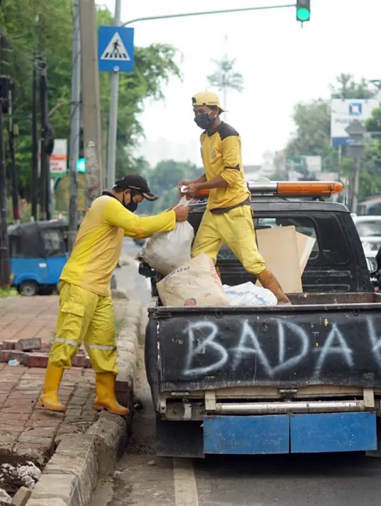 Petugas Sudin Bina Marga memerbaiki trotoar di Jalan Dr. Saharjo, Menteng Atas, Jakarta Selatan, Selasa (17/11/2020). Selama periode Januari hingga Oktober 2020, Suku Dinas (Sudin) Bina Marga Jakarta Selatan telah memperbaiki  6.132 titik trotoar di wilayahnya. (Liputan6.com/Immanuel Antonius)