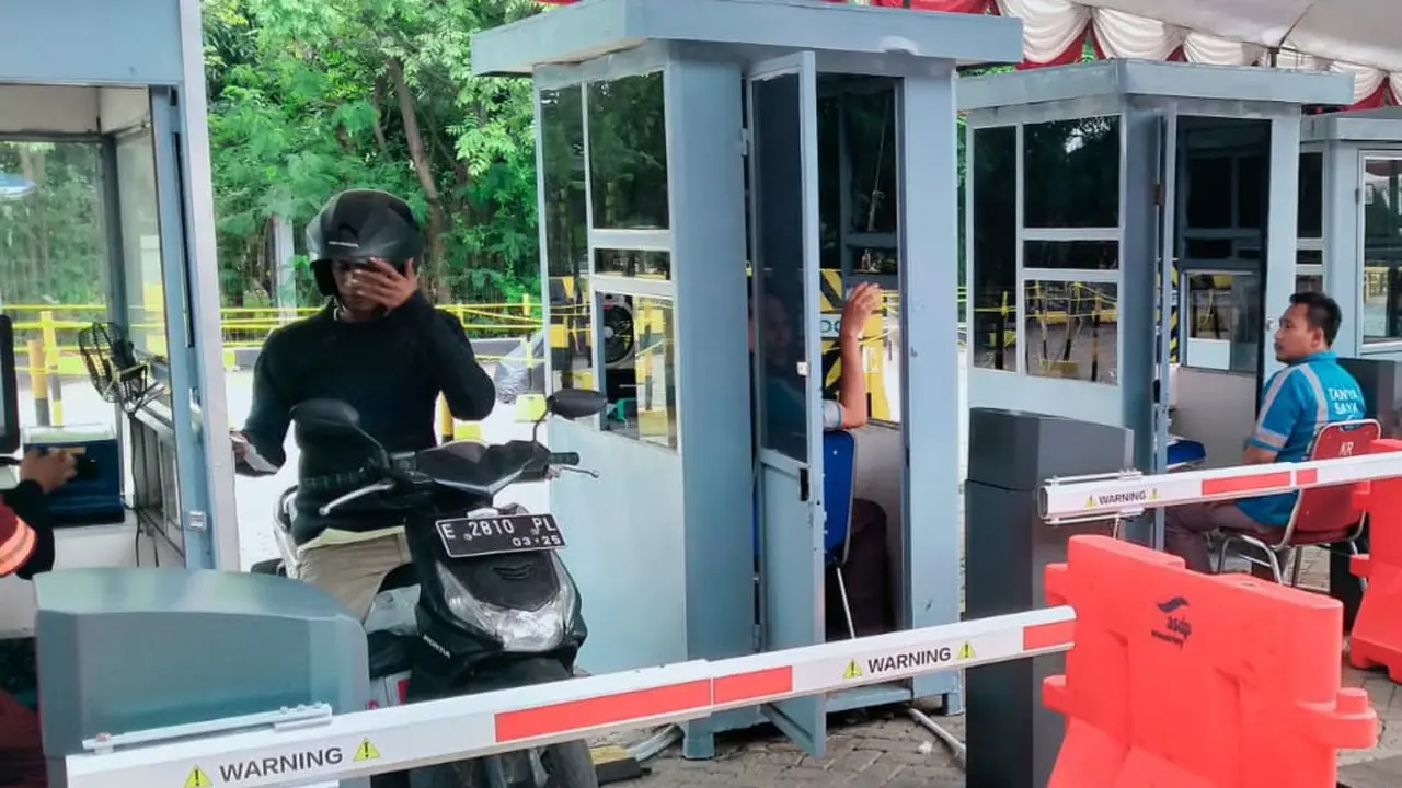 Memasuki H-6 Lebaran, trafik pemudik motor yang akan menyeberang dari pulau Jawa ke Sumatera via Pelabuhan Ciwandan, terpantau masih mengalir landai