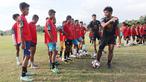 Ilham Udin Armaiyn memberi instruksi kepada anak-anak yang akan melakukan latihan passing saat coaching clinic di Kota Sofifi, Maluku Utara, Senin (14/8/2023) sore hari WIT. . (Bola.com/Okie Prabhowo)