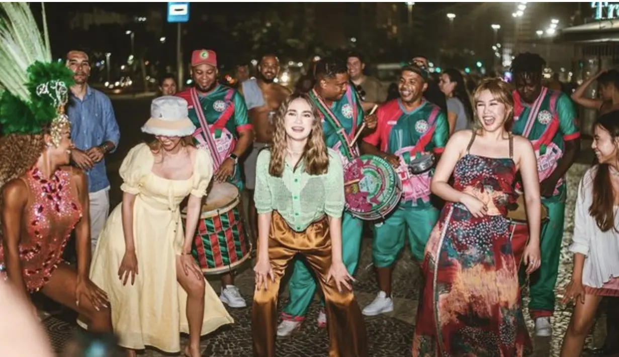 Luna Maya dan  Vanesha Priscilla tengah berada di Pantai Copacabana, menghadiri event seru. Terlihat menikmati keseruan di sana, ia tampak begitu seru dan nyaman dengan gaya fashionnya. [Foto/ Instagram/ Luna Maya]