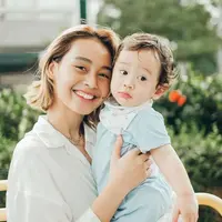 Begini cara Conchita Caroline mengatasi mom shaming agar kondisi mental tetap terjaga.(Instagram/conchizzlin).