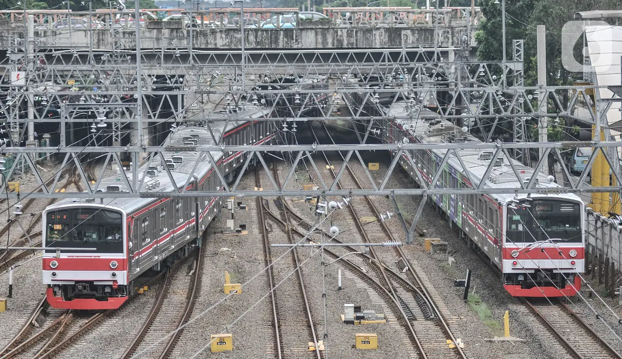 Rangkaian kereta listrik Commuter Line atau KRL saat melintas di Stasiun Jatinegara, Jakarta, Senin (2/1/2023). Pemerintah pusat melalui Kementerian Perhubungan (Kemenhub) berencana untuk menerapkan subsidi silang dalam tarif KRL Jabodetabek. Wacana ini dituturkan oleh Menhub Budi Karya Sumadi yang mengatakan tarif KRL akan disesuaikan supaya subsidi lebih tepat sasaran. (merdeka.com/Iqbal S Nugroho)
