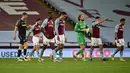 Pemain Aston Villa tampak kecewa usai dikalahkan Stoke City pada laga Piala Liga Inggris di Stoke City, Jumat (2/10/2020) dini hari WIB. Aston Villa kalah 0-1 atas Stoke City. (AFP/Rui Vieira/pool)