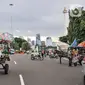 Kusir delman berkeliling kawasan Monumen Nasional (Monas), Jakarta Pusat, Minggu (8/1/2023). Pemkot Jakarta Pusat berencana melarang delman beroperasi di kawasan Monas karena kotoran kuda yang berceceran di jalan dinilai menimbulkan bau tak sedap. Plt Wakil Wali Kota Administrasi Jakarta Pusat Iqbal mengatakan pihaknya bakal membentuk gugus tugas merealisasikan kebijakan tersebut. (merdeka.com/Iqbal S. Nugroho)