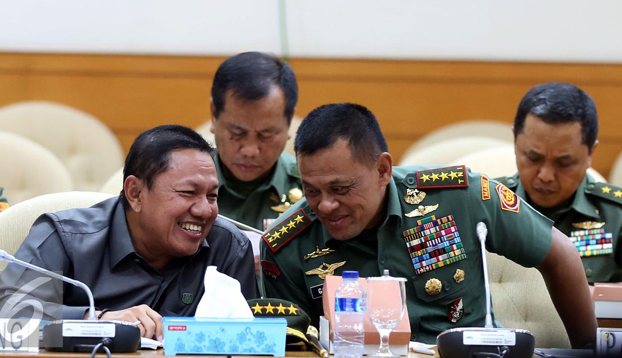 Jenderal Gatot Nurmantyo berbincang di sela rapat di Gedung Nusantara II, Kompleks Parlemen Senayan, Jakarta Pusat, Selasa (13/12). Rapat ini membahas kesiapan dan persiapan keamanan penyelenggaraan Pilkada serentak 2017. (Liputan6.com/JohanTallo)