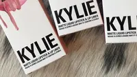 Namun Kylie belum ingin membocorkan kapan produk tersebut akan diluncurkan. Apakah kalian menyukai warna terbaru dari 'Kylie Lip Kit' ini? . (instgram/Bintang.com) 