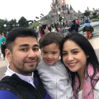 Raffi Ahmad dan Nagita Slavina liburan ke Disneyland Paris. (Instagram/raffinagita1717)