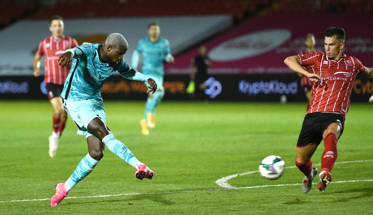 Striker Liverpool, Divock Origi, melepaskan tendangan ke arah gawang Lincoln City pada laga babak ketiga Piala Liga Inggris di Sincil Bank Stadium, Jumat (25/9/2020). Liverpool menang telak 7-2 atas Lincoln. (AFP/Peter Powell/pool)