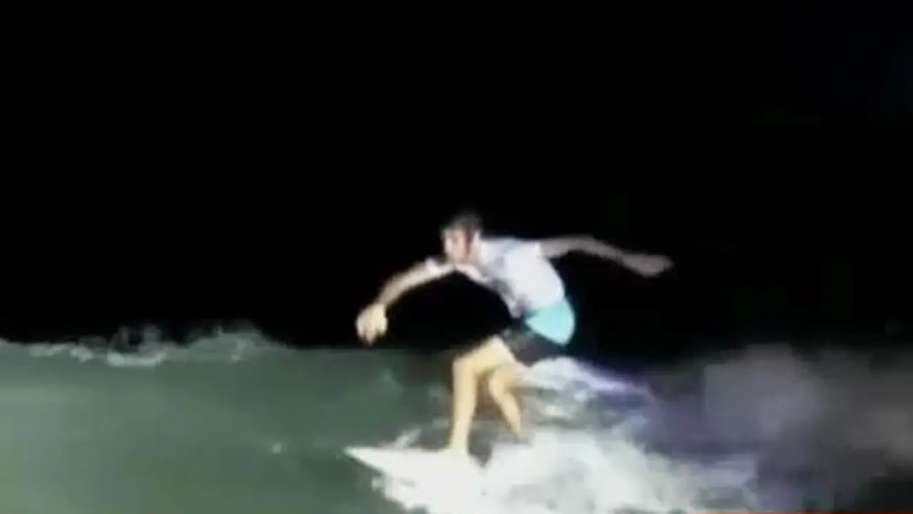 Ajang Selancar Malam Menarik Minat Wisatawan di Bali