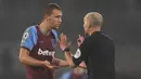 Gelandang West Ham United, Tomas Soucek (kiri) berdebat dengan wasit Mike Dean usai menerima kartu merah dalam laga lanjutan Liga Inggris 2020/21 pekan ke-23 melawan Fulham di Craven Cottage, Sabtu (6/2/2021). West Ham United bermain imbang 0-0 dengan Fulham. (AFP/Adam Davy/Pool)