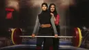 Amna Al Haddad, juara angkat besi UEA berpose dengan patung lilinnya pada pembukaan museum Madame Tussauds di Dubai, Uni Emirat Arab, Rabu (13/10/2021). Atraksi lilin terkenal di dunia ini menampilkan koleksi patung lilin dari lebih 60 tokoh terkenal dunia. (AP/Kamran Jebreili)