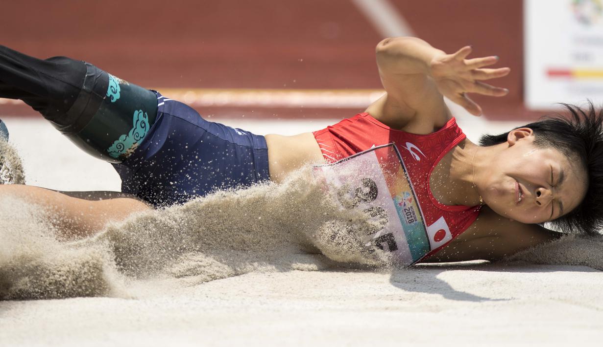 Maegawa Kaede atlet Jepang beraksi di nomor lompat jauh putri klasifikasi T42-44/61-64 pada Asian Para Games 2018, di Stadion Utama Gelora Bung Karno Jakarta, Selasa (9/10/2018).  (Bola.com/Peksi Cahyo)
