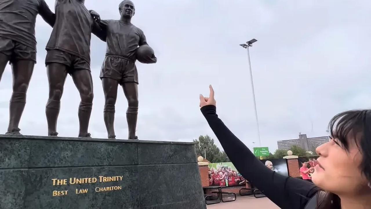 Stadion Old Trafford memiliki kapasitas sekitar 76.000 kursi. Stadion ini merupakan stadion terbesar ketiga di Inggris.